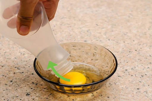 dùng chai nhựa để tách lòng đỏ trứng